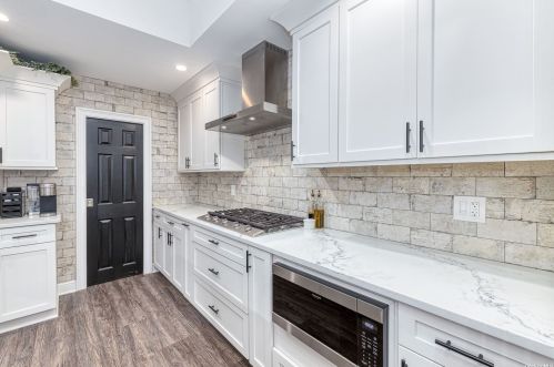 17 Harbor Oaks Dr, San Remo NY  11754-1012 exterior