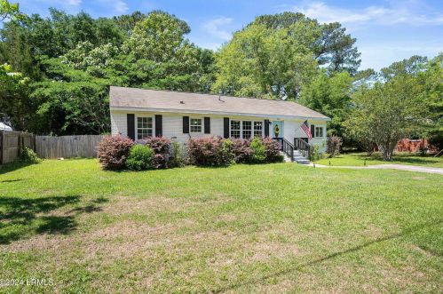 818 Paul Dr, Beaufort SC  29902-6626 exterior