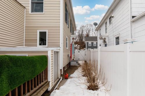 32 Pne St, Dover NH  03820-4202 exterior