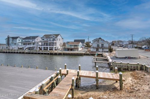 1217 Niihau Dr, Lacey NJ  08731-4702 exterior