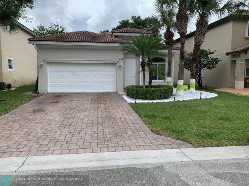 139 Two Pine Dr, West Palm Beach, FL 33413-2500