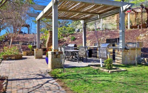 30419 Canyon Estates Rd, Vista CA  92084-1043 exterior