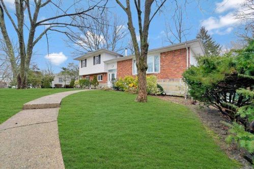93 Lolly Ln, South Setauket, NY 11720-3823