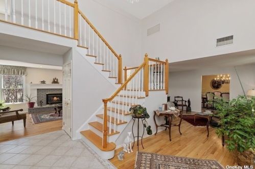20 Mountain View Ct, Northport, NY 11768-2336