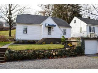 697 Oak St, Crescent, PA 15046-5435