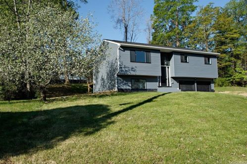 63 Robin Rd, Poughkeepsie, NY 12601-5633