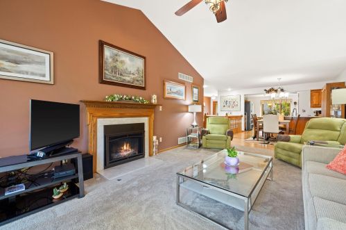306 King William Ct, Waukesha, WI 53186-6383