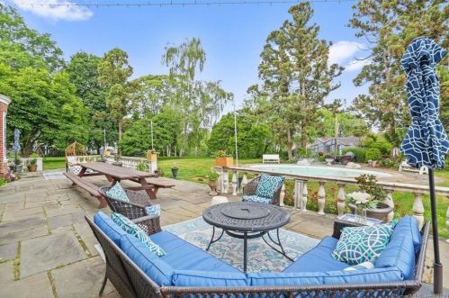 124 Old Battery Rd, Bridgeport CT  06605-3616 exterior