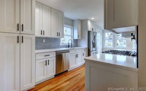 242 Meadowside Rd, Milford CT  06460-4528 exterior