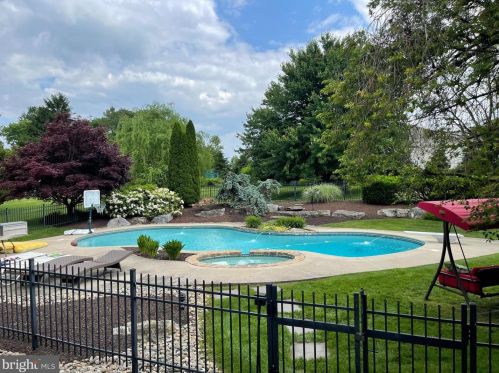 32 Windward Ct, Collegeville PA  19426-2869 exterior