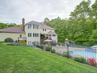 3 Crescent Ln, Bridgeport, CT 06611-1063
