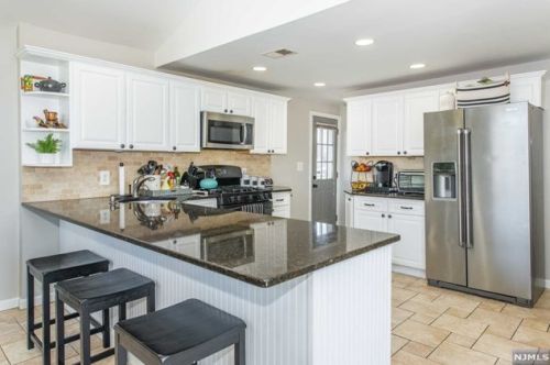 129 Philip Ave, Elmwood Park NJ  07407-2136 exterior