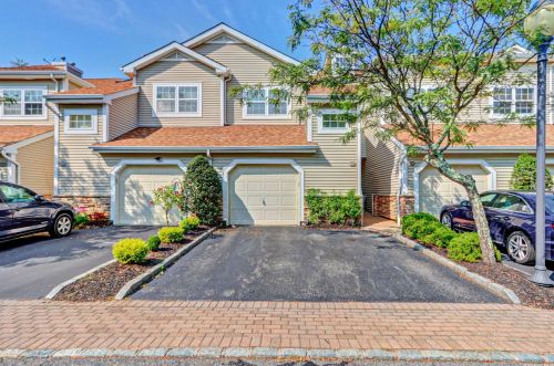 178 Carriage Ln, Hicksville, NY 11803-1528