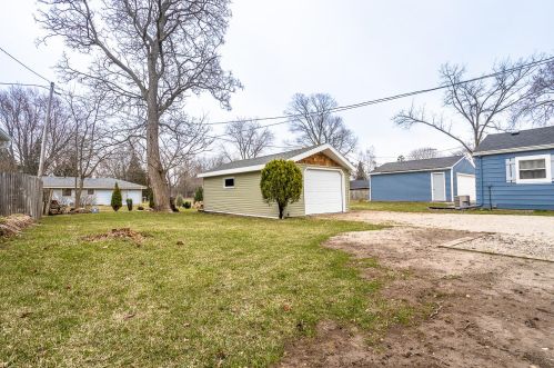 2430 2nd Ln, Oconomowoc, WI 53066-5042