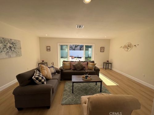 15744 Hartland St, Van Nuys CA  91406-5014 exterior