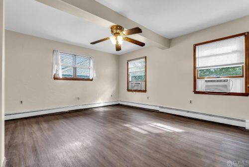 9 Meadow Rd, East Brunswick NJ  08816-4332 exterior