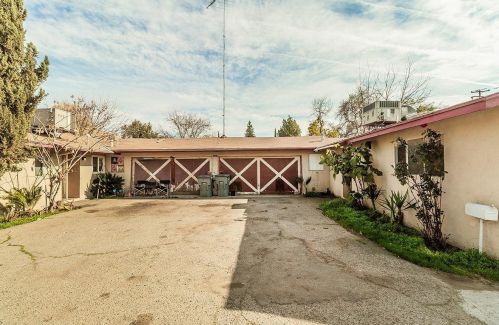 4563 Sierra Madre Ave, Fresno, CA 93726-1240