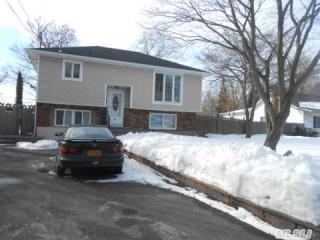 26 Lincoln Ave, Hauppauge, NY 11779-2306