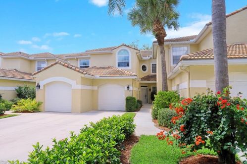 88 Silver Oaks Cir, Naples, FL 34119-4687