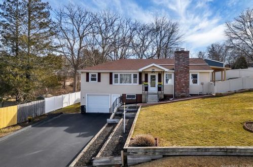 35 Bliven St, Groton, CT 06340-3525