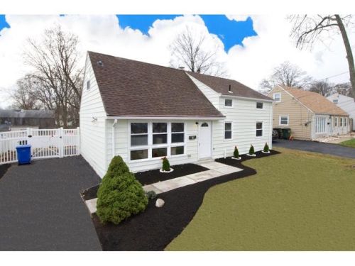 16 Iselin Pkwy, Iselin, NJ 08830-1125