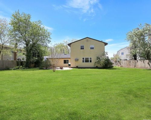87 Wexford Dr, Oakdale NY  11769-1438 exterior