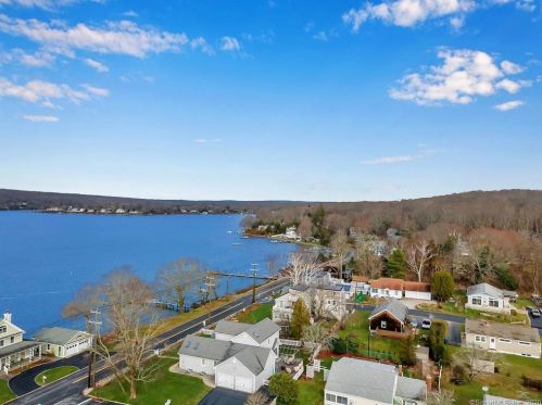 141 Niantic River Rd, Waterford, CT 06385-1826