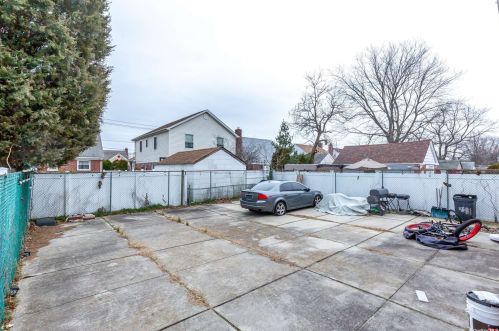 11581 Pkwy Dr, Floral Park NY  11003-3934 exterior