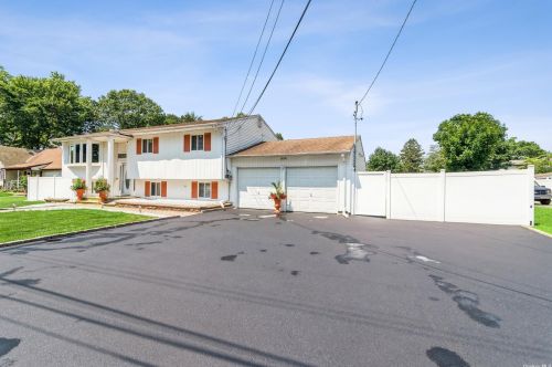 934 Sterling Pl, Babylon, NY 11704-1616