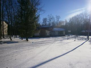 4082 Grafton Rd, Brunswick, OH 44212-2142