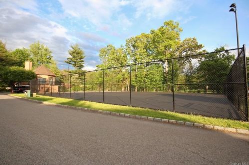 701 Eagle Bay Dr, Crotonville NY  10562-2372 exterior