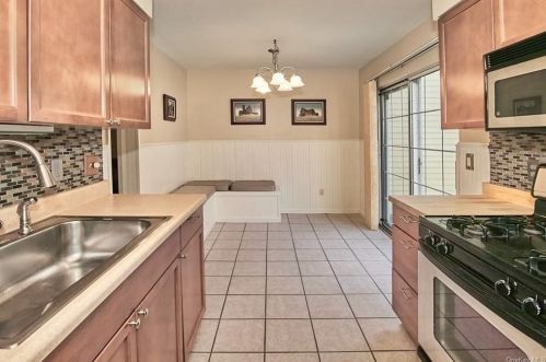 29 Weathervane Way, Warwick NY  10990-4243 exterior