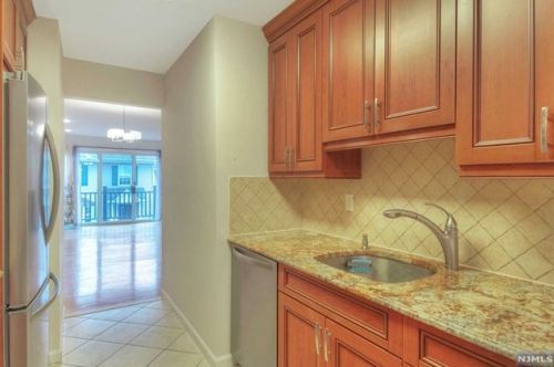 124 Panorama Dr, Edgewater NJ  07020-7240 exterior