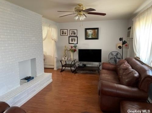 28 Maple Dr, North Lindenhurst, NY 11757-1308