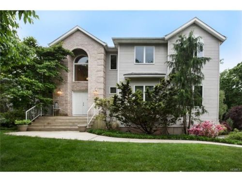 3 Plum Hill Dr, Airmont, NY 10901-3333