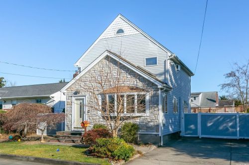 368 4th St, North Lindenhurst, NY 11757-1428
