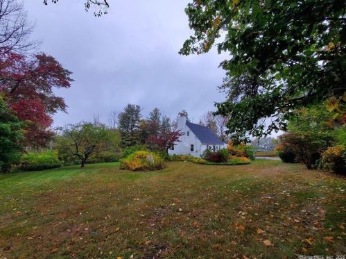 581 Maple St, Litchfield CT  06759-2105 exterior