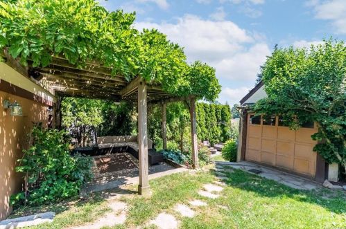 11 Sutton Pl, Crotonville NY  10562-4419 exterior