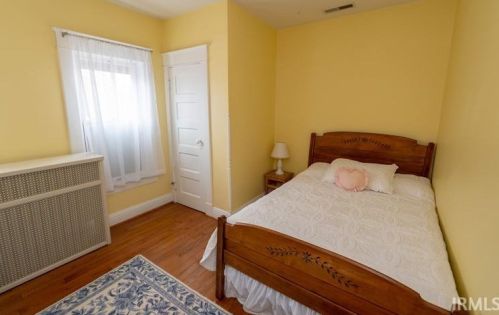 321 Edgewater Dr, Mishawaka IN  46545-6910 exterior