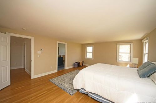 26 Oak Knoll Rd, Ridgefield CT  06877-4334 exterior