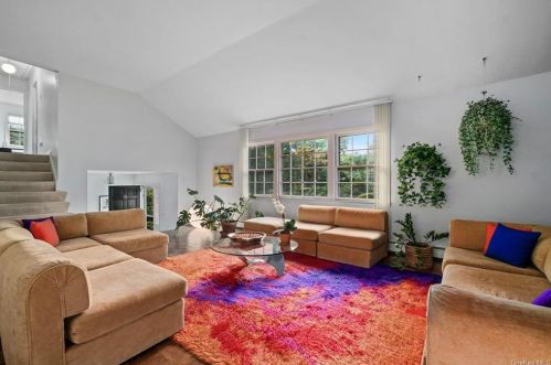 49 Greenbriar Dr, Chappaqua, NY 10514-3019