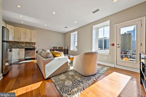1836 Green St, Philadelphia, PA 19130-4129