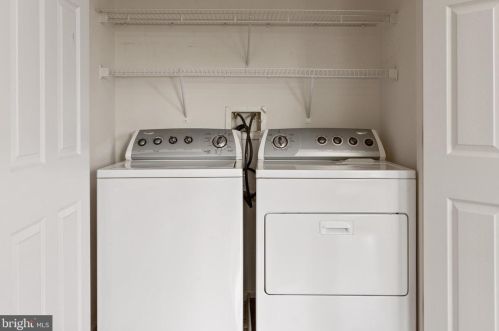 2485 Wheat Meadow Cir, Herndon VA  20171-3055 exterior