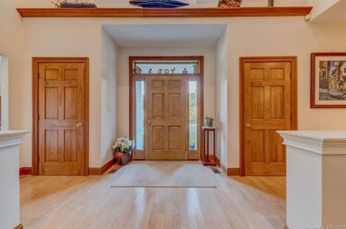 223 Castlewood Dr, Kensington CT  06037-2951 exterior