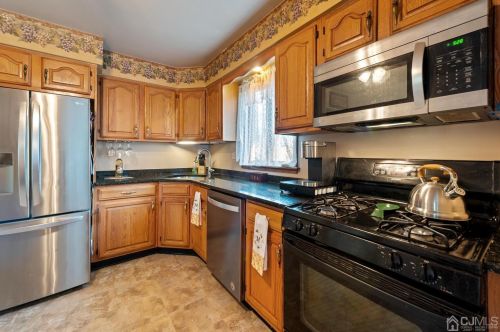 291 Park Dr, Woodbridge NJ  07095-0020 exterior