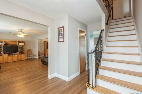 18 Amber Ct, Westbury, NY 11590-2727