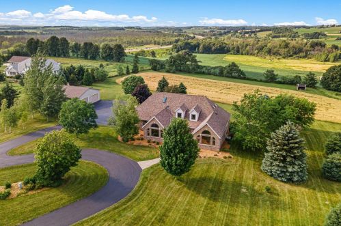 6520 Canary Ln, Allenton, WI 53002-9754