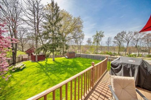 7 Edgewood Dr, Middletown CT 06457-3508 exterior