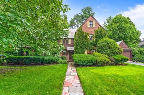 27 Cabot St, Winchester, MA 01890-2418