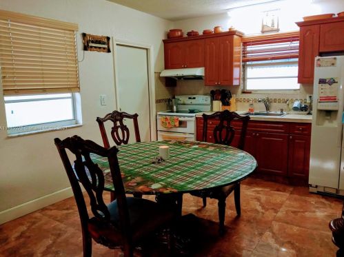 2025 3 Ave, Hialeah FL  33010-4994 exterior